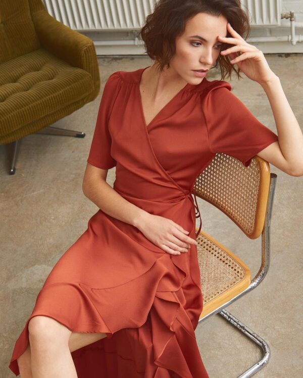 Μίντι σατέν κρουαζέ φόρεμα Karven Soaked in Luxury