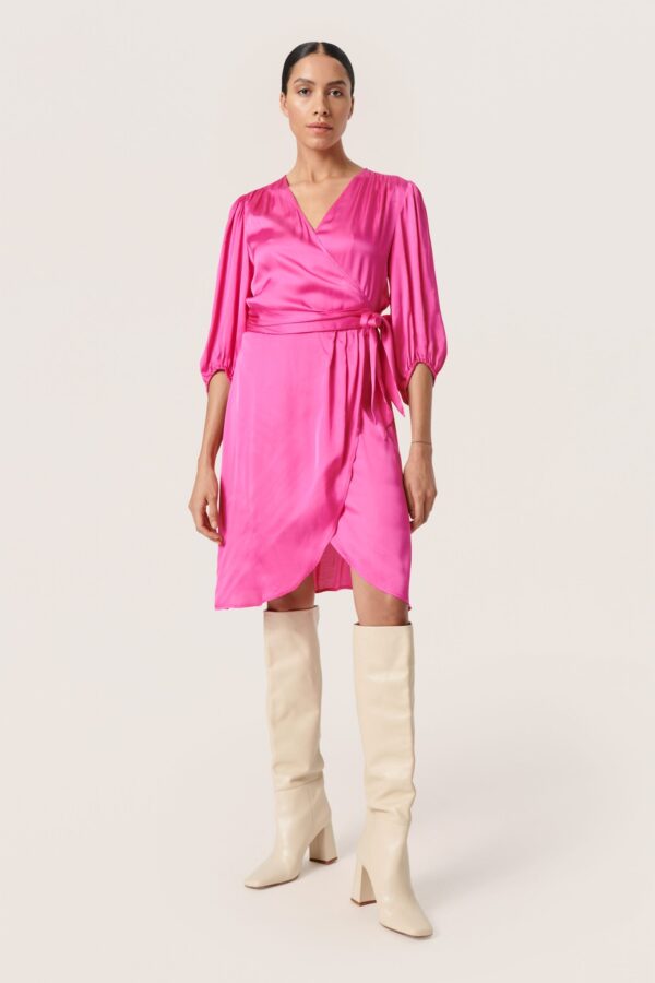 Σατέν φόρεμα κρουαζέ με μανίκι Eline Soaked in Luxury